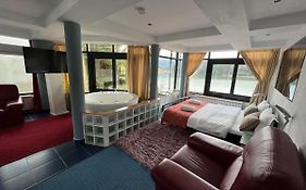 Vila Franceză - Cazare cu jacuzzi pe malul lacului Colibița
